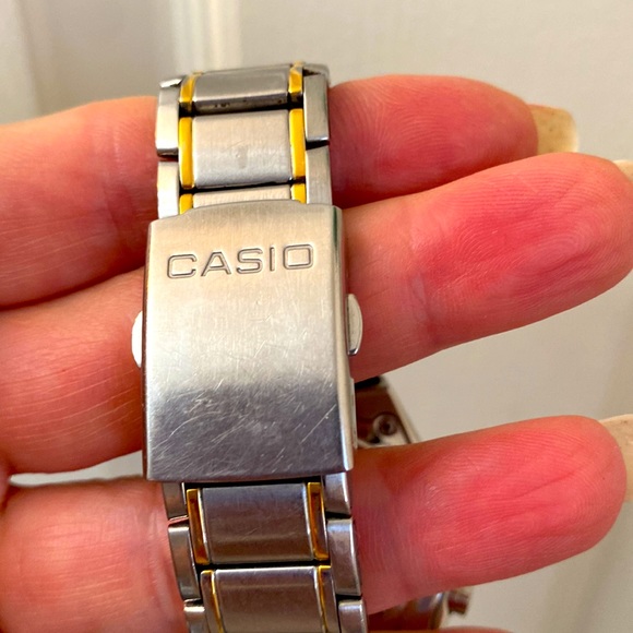 Women’s Casio vintage stainless steel watch - Picture 3 of 6